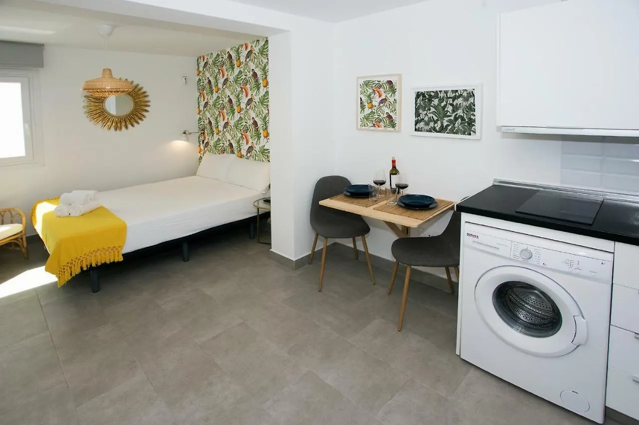 Monko - Kiwi & Tropycal Apartment O Τορρεμολίνος 0*,